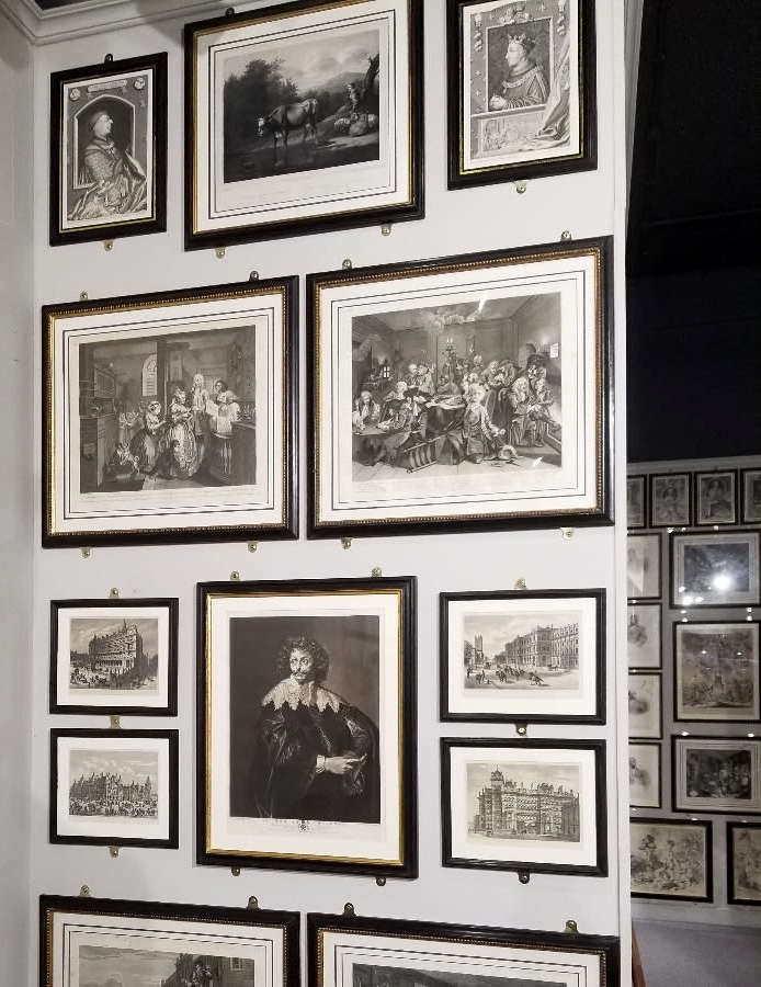 Picture mounting in a shop